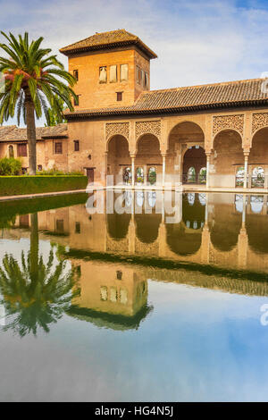 Palace El des Generalife mit Spiegelbild im Wasser, Alhambra in Granada, Andalusien, Spanien Stockfoto