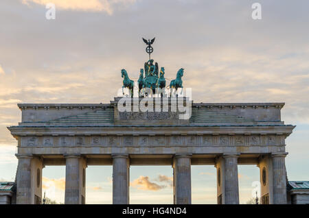 Brandenburger Tor in Berlin mit rosa Abendlicht und weiche Wolken, Deutschland Stockfoto