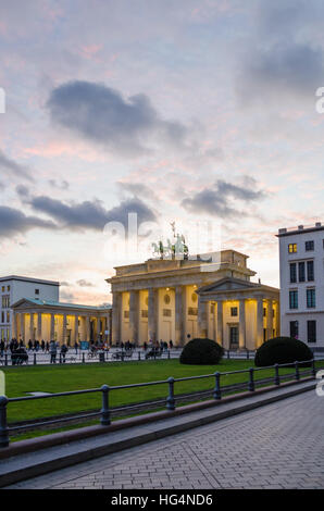 Brandenburger Tor in Berlin mit rosa Abendlicht und weiche Wolken, Winter, Deutschland Stockfoto