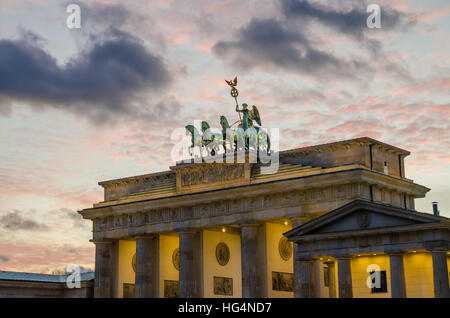 Oberen Teil des Brandenburger Tor in Berlin mit rosa Abendlicht und weiche Wolken, Winter, Deutschland Stockfoto