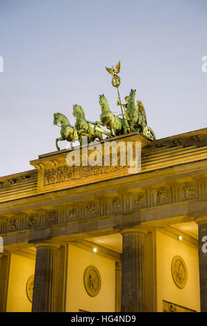 Detail der Skulpturen auf Brandenburger Tor in Berlin mit rosa Abend leichte und weiche Wolken, Deutschland Stockfoto