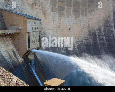 Abgabe von Wasser an beeindruckenden Katse Dam Wasserkraftwerk in Lesotho, Afrika Stockfoto