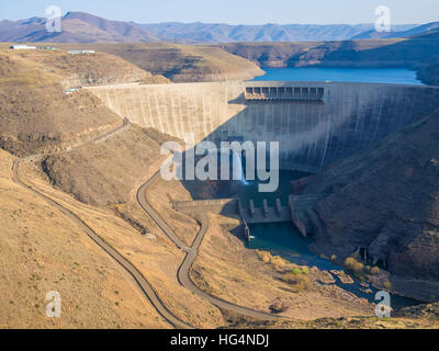 Beeindruckende Katse Dam Wasserkraftwerk und Service-Straßen in Lesotho, Afrika Stockfoto