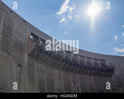 Wand, Überlauf und Sonne am beeindruckenden Katse Dam Wasserkraftwerk in Lesotho, Afrika Stockfoto