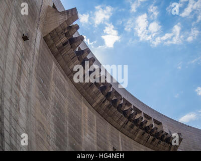 Wand, Überlauf und blauer Himmel an beeindruckenden Katse Dam Wasserkraftwerk in Lesotho, Afrika Stockfoto