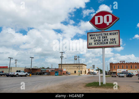 Nixon, Texas, USA - 6. Juni 2014: Blick auf die Stadt von Nixon im Bundesstaat Texas, USA, mit einer Straße unterzeichnen, für ein Abendessen im Vordergrund. Stockfoto