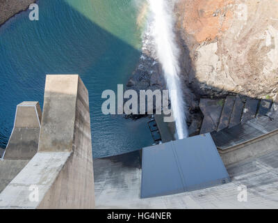 Draufsicht der Wasseraustritt an beeindruckenden Katse Dam Wasserkraftwerk in Lesotho, Afrika Stockfoto