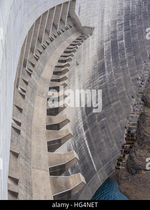 Beton-Staumauer und Überlauf des beeindruckenden Katse Dam Wasserkraftwerk in Lesotho, Afrika Stockfoto