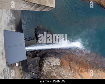 Abgabe von Wasser an beeindruckenden Katse Dam Wasserkraftwerk in Lesotho, Afrika Stockfoto