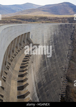 Beton-Staumauer und Überlauf des beeindruckenden Katse Dam Wasserkraftwerk in Lesotho, Afrika Stockfoto