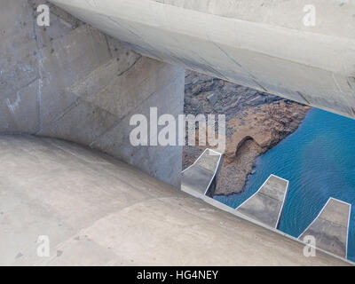 Detail der konkreten Staumauer und Überlauf des beeindruckenden Katse Dam Wasserkraftwerk in Lesotho, Afrika Stockfoto