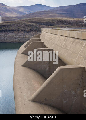 Beton-Staumauer und Überlauf des beeindruckenden Katse Dam Wasserkraftwerk in Lesotho, Afrika Stockfoto