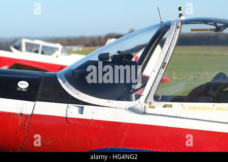 Scottish Aviation Bulldog T1 verwendet eine grundlegende Schulflugzeug der RAF aus den 1970er Jahren bis in die 1990er Jahre mit Streifenhörnchen Flugzeug hinter Stockfoto