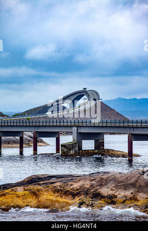 Atlantic Ocean Road oder der Atlantikstraße (Atlanterhavsveien) wurde den Titel als "Norwegischen Bauwerk des Jahrhunderts" ausgezeichnet. Die Straße als eingestuft Stockfoto