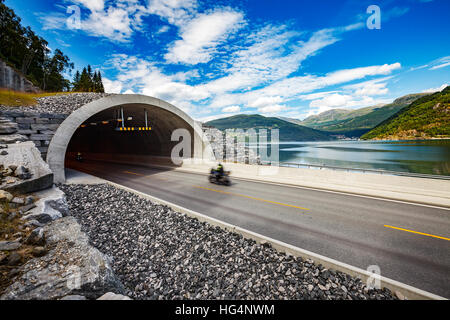 Bergstraße in Norwegen. Der Eingang zum Tunnel. Biker-Rennen auf der Strecke im tunnel Stockfoto