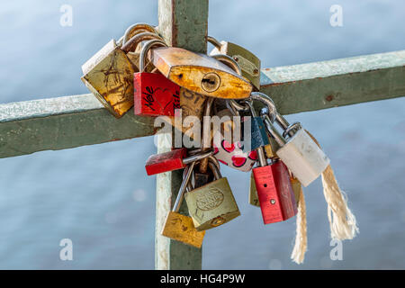 Liebesschlösser auf Moldau, in der Nähe von Karlsbrücke (illuminierte am meisten), in der Stadt von Prag, Böhmen, Tschechische Republik. Stockfoto