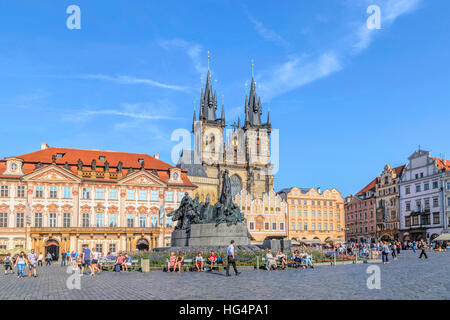 Jan-Hus-Denkmal in der Altstädter Ring mit Blick auf die Kirche der Gottesmutter vor Tyn, in Prag, Tschechien. Stockfoto