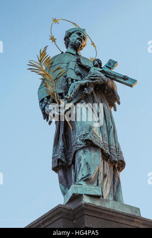 Die Statue des Johannes von Nepomuk auf der Karlsbrücke (illuminierte am meisten), Prag 1, Böhmen, Tschechien. Stockfoto
