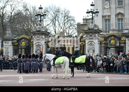 Montiert Polizist Uhr Coldstream Guards während der Wachablösung am Buckingham Palace in London. Stockfoto