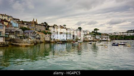 Panorama-Landschaft von Polruan Dorf Hafen Vierteln am Einlass der Mündung mit Fowey, Stadt auf der rechten Seite angezeigt. Stockfoto