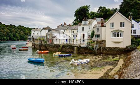 Eine horizontale Landschaft von Wohnhäusern und Hütten in der Nähe der Autofähre an der Mündung der Fowey. Boote in der Nähe von. Stockfoto