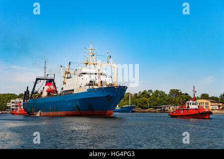 Schlepper Abschleppen Angeln Schiff im Hafen von Danzig, Polen. Stockfoto