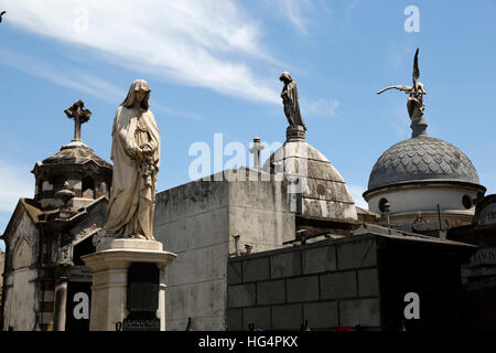 Stein Engel auf Dächern der Familie Mausoleen in der Cementerio De La Recoleta, Buenos Aires, Argentinien, Südamerika Stockfoto