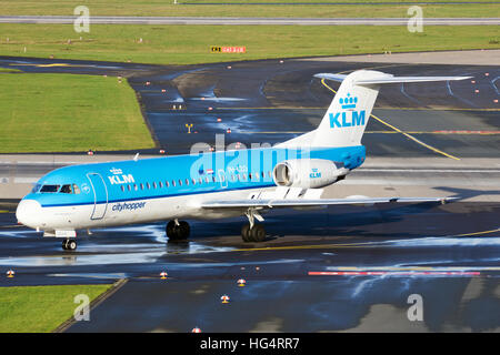 KLM Cityhopper Fokker F70 Rollen nach der Landung am Flughafen Düsseldorf. Stockfoto