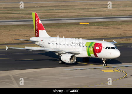 Airbus A319 von TAP Air Portugal Rollen zum Tor nach der Landung am Flughafen Düsseldorf Stockfoto