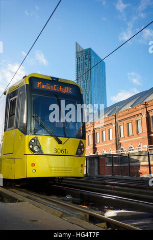 Light Railway System bei Deansgate Station in Manchester England, vor Manchesters höchsten Gebäude, der Beetham Tower Stockfoto