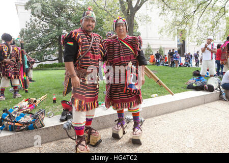 Pujllay Tänzer der Quechua Menschen in Bolivien, in traditioneller Kleidung, Vorbereitung für Latino Festival - Washington, DC USA Stockfoto