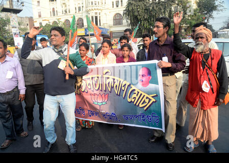 Kolkata, Indien. 4. Januar 2017. Bharatiya Janta Partei sammelten sich anspruchsvolle minimale Unterstützungspreis für Reis in West-Bengalen und auch Proteste gegen angeblichen Hooliganismus und Gewalt des T.M.C Aktivist gestern nachdem ihr Anführer, die Sudip Bandopadhyay von C.B.I. in Kalkutta verhaftet wurde. © Saikat Paul/Pacific Press/Alamy Live-Nachrichten Stockfoto