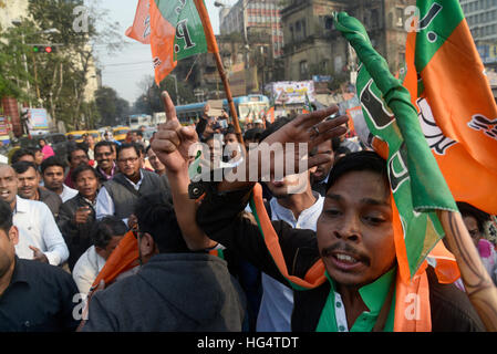 Kolkata, Indien. 4. Januar 2017. Bharatiya Janta Partei sammelten sich anspruchsvolle minimale Unterstützungspreis für Reis in West-Bengalen und auch Proteste gegen angeblichen Hooliganismus und Gewalt des T.M.C Aktivist gestern nachdem ihr Anführer, die Sudip Bandopadhyay von C.B.I. in Kalkutta verhaftet wurde. © Saikat Paul/Pacific Press/Alamy Live-Nachrichten Stockfoto