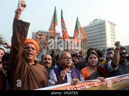 Kolkata, Indien. 4. Januar 2017. Virendra Singh Mast, Ramkrishna Pal und Loclet Chatterjee (von links nach rechts) führen die Protestkundgebung. Bharatiya Janta Partei sammelten sich anspruchsvolle minimale Unterstützungspreis für Reis in West-Bengalen und auch Proteste gegen angeblichen Hooliganismus und Gewalt des T.M.C Aktivist gestern nachdem ihr Anführer, die Sudip Bandopadhyay von C.B.I. in Kalkutta verhaftet wurde. © Saikat Paul/Pacific Press/Alamy Live-Nachrichten Stockfoto