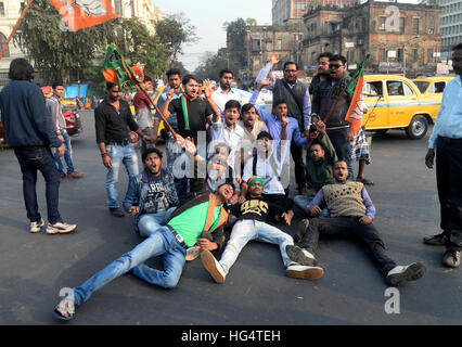 Kolkata, Indien. 4. Januar 2017. Bharatiya Janta Partei sammelten sich anspruchsvolle minimale Unterstützungspreis für Reis in West-Bengalen und auch Proteste gegen angeblichen Hooliganismus und Gewalt des T.M.C Aktivist gestern nachdem ihr Anführer, die Sudip Bandopadhyay von C.B.I. in Kalkutta verhaftet wurde. © Saikat Paul/Pacific Press/Alamy Live-Nachrichten Stockfoto