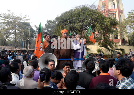 Kolkata, Indien. 4. Januar 2017. Virendra Singh Mast, Ramkrishna Pal und Loclet Chatterjee (von rechts nach links) führen die Protestkundgebung. Bharatiya Janta Partei sammelten sich anspruchsvolle minimale Unterstützungspreis für Reis in West-Bengalen und auch Proteste gegen angeblichen Hooliganismus und Gewalt des T.M.C Aktivist gestern nachdem ihr Anführer, die Sudip Bandopadhyay von C.B.I. in Kalkutta verhaftet wurde. © Saikat Paul/Pacific Press/Alamy Live-Nachrichten Stockfoto