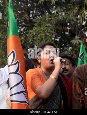 Kolkata, Indien. 4. Januar 2017. Loclet Chatterjee hält Rede zum Mitglied während der Rallye zu feiern. Bharatiya Janta Partei sammelten sich anspruchsvolle minimale Unterstützungspreis für Reis in West-Bengalen und auch Proteste gegen angeblichen Hooliganismus und Gewalt des T.M.C Aktivist gestern nachdem ihr Anführer, die Sudip Bandopadhyay von C.B.I. in Kalkutta verhaftet wurde. © Saikat Paul/Pacific Press/Alamy Live-Nachrichten Stockfoto