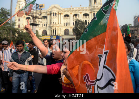 Kolkata, Indien. 4. Januar 2017. Bharatiya Janta Partei sammelten sich anspruchsvolle minimale Unterstützungspreis für Reis in West-Bengalen und auch Proteste gegen angeblichen Hooliganismus und Gewalt des T.M.C Aktivist gestern nachdem ihr Anführer, die Sudip Bandopadhyay von C.B.I. in Kalkutta verhaftet wurde. © Saikat Paul/Pacific Press/Alamy Live-Nachrichten Stockfoto