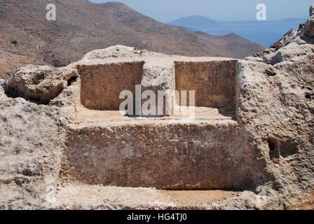 Die Throne der griechischen Götter Zeus und Hekate gemeißelt in Stein in den Hügeln oberhalb von Chorio auf der griechischen Insel Chalki. Stockfoto