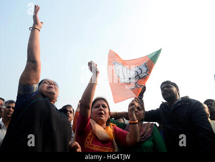 Kolkata, Indien. 4. Januar 2017. Bharatiya Janta Partei sammelten sich anspruchsvolle minimale Unterstützungspreis für Reis in West-Bengalen und auch Proteste gegen angeblichen Hooliganismus und Gewalt des T.M.C Aktivist gestern nachdem ihr Anführer, die Sudip Bandopadhyay von C.B.I. in Kalkutta verhaftet wurde. © Saikat Paul/Pacific Press/Alamy Live-Nachrichten Stockfoto