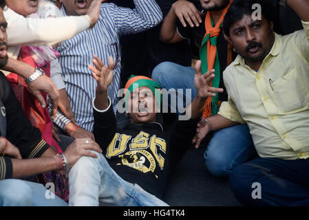 Kolkata, Indien. 4. Januar 2017. Bharatiya Janta Partei sammelten sich anspruchsvolle minimale Unterstützungspreis für Reis in West-Bengalen und auch Proteste gegen angeblichen Hooliganismus und Gewalt des T.M.C Aktivist gestern nachdem ihr Anführer, die Sudip Bandopadhyay von C.B.I. in Kalkutta verhaftet wurde. © Saikat Paul/Pacific Press/Alamy Live-Nachrichten Stockfoto