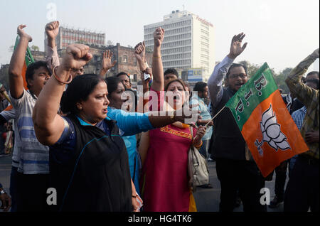 Kolkata, Indien. 4. Januar 2017. Bharatiya Janta Partei sammelten sich anspruchsvolle minimale Unterstützungspreis für Reis in West-Bengalen und auch Proteste gegen angeblichen Hooliganismus und Gewalt des T.M.C Aktivist gestern nachdem ihr Anführer, die Sudip Bandopadhyay von C.B.I. in Kalkutta verhaftet wurde. © Saikat Paul/Pacific Press/Alamy Live-Nachrichten Stockfoto