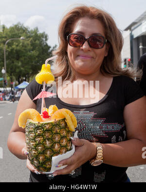 Frau hält eine Piña Colada cocktail trinken in einem dekorierten Ananas-Cup - USA Stockfoto