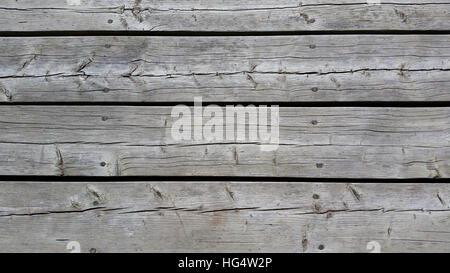 Silbrige getragene Holzplanken verlaufen horizontal als Hintergrund mit Charakter. Aufgenommen von oben Stockfoto