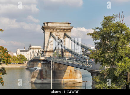 Unbekannte Menschen spazieren Kettenbrücke über die Donau. Es wurde von dem englischen Ingenieur William Clark entwickelt. Stockfoto