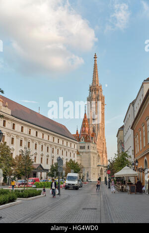 Unbekannte Menschen gehen vor Hilton Hotel und Matthias-Kirche in Burg Stadtteil Buda. Stockfoto