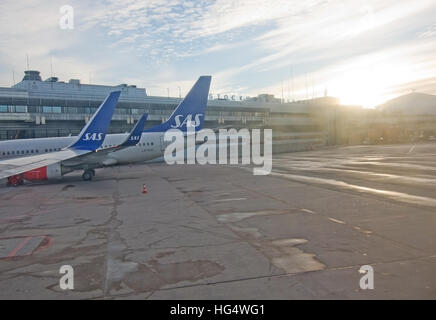 Scandinavian Airlines Jetliner Line-up vor den Toren am Flughafen Stockholm Arlanda an einem sonnigen Tag im Dezember. Stockfoto