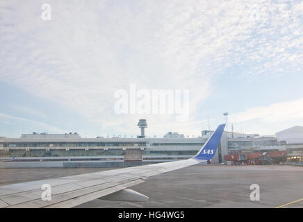 Scandinavian Airlines Jetliner Line-up vor den Toren am Flughafen Stockholm Arlanda an einem sonnigen Tag im Dezember. Stockfoto