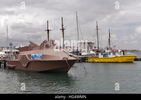 Nautilus Unterwasser Simulator touristische Reisen Boot vertäut im Hafen von Paphos. Paphos ist ein Küsten beliebte Sommer-Urlaubsort. Stockfoto