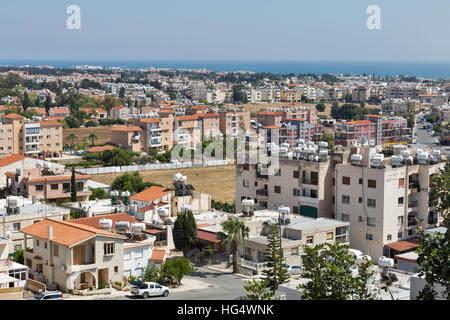 Panorama Blick auf Stadt und Meer mit blauem Himmel. Paphos ist eine Küstenstadt touristische Sommer Resort Stadt in Zypern. Stockfoto